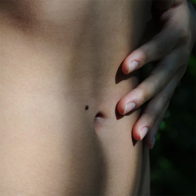 Nốt ruồi ở gần rốn phụ nữ là có phước
