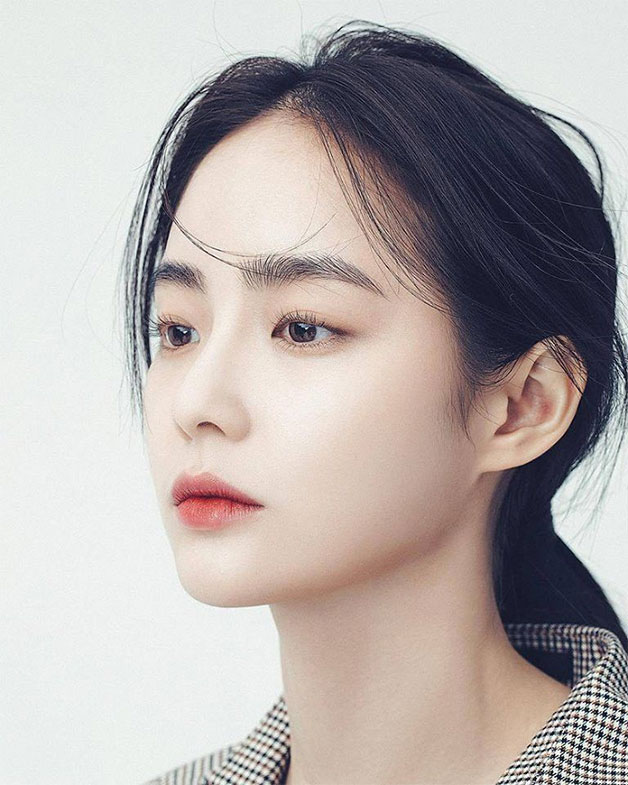 Chân mày cần tương thích với các đường nét trên khuôn mặt 