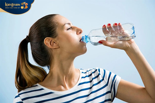 Bổ sung nước đầy đủ mỗi ngày