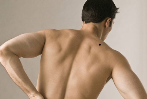 Con trai có nốt ruồi trên vai cuộc sống thường không suôn sẻ