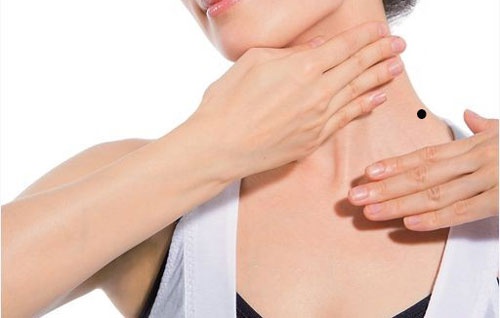 nốt ruồi ở bả vai trái