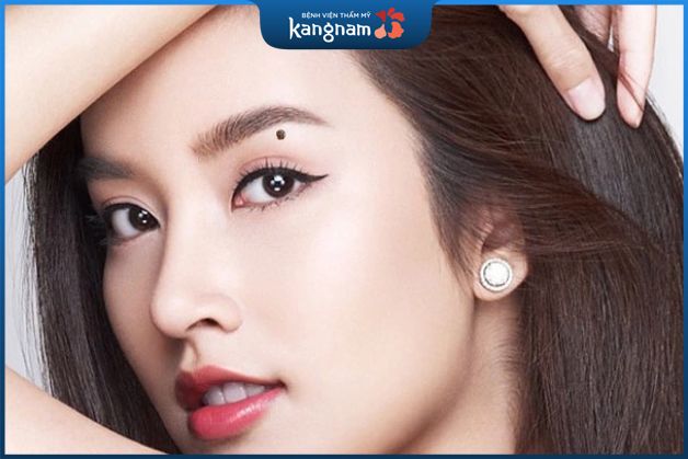 Vị trí nốt ruồi dưới lông mày thường là người khá vui tính