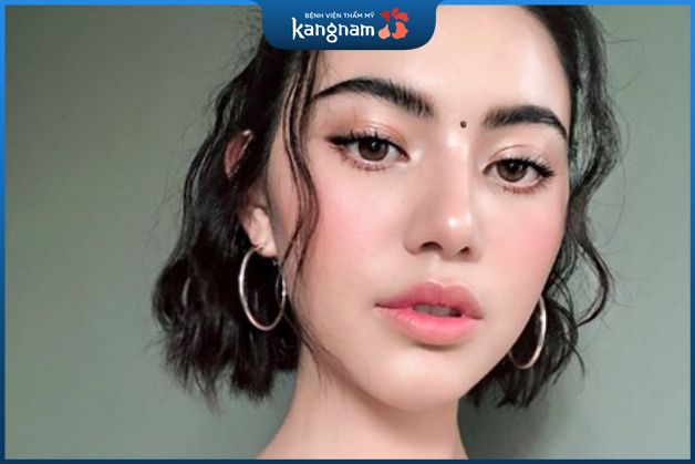 Nốt ruồi giữa lông mày có công việc tương đối ổn định