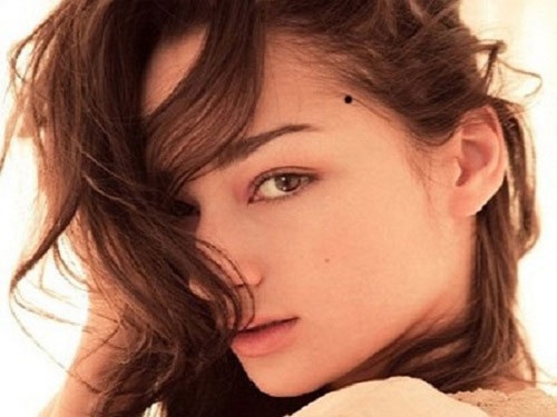 Nốt ruồi ở chân tóc gần thái dương