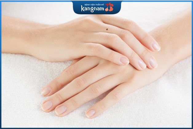 Tại vị trí ngón tay giữa, nốt ruồi mang nhiều điềm gở hơn là may mắn