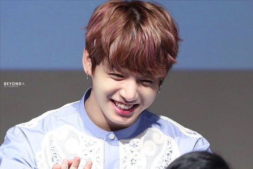 Idol Kpop nổi tiếng Jungkook (BTS) sở hữu nụ cười răng thỏ đáng yêu tướng răng thỏ