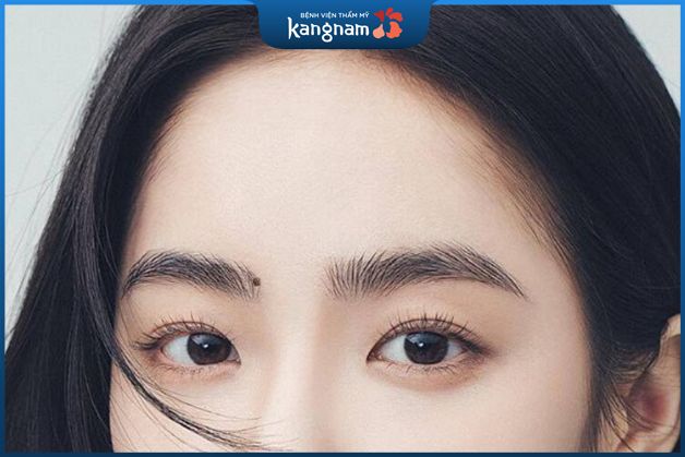 Phụ nữ có tướng nốt ruồi ở lông mày là người tinh tế, có khả năng giao tiếp tốt