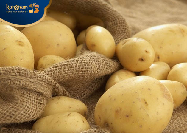 Đắp khoai tây tươi giảm mụn sưng ở nách