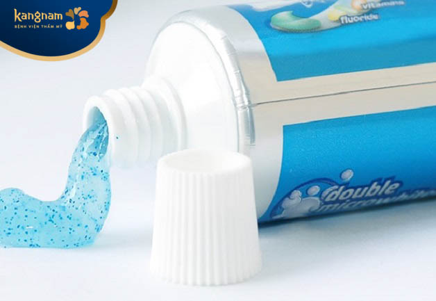 Thoa kem đánh răng là cách đơn giản nhưng hỗ trợ giảm mụn bọc ở nách hiệu quả