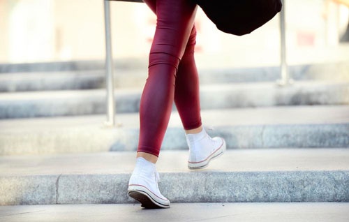 Đi thang bộ thường xuyên giúp chân thon gọn và giúp quá trình giảm cân nhanh hơn giảm cân mùa hè nhanh