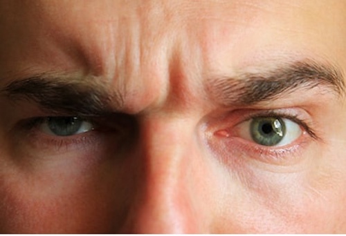 lông mày trái giật