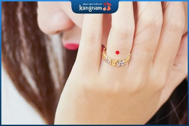 Nốt ruồi son ở ngón áp út là người hạnh phúc trong hôn nhân