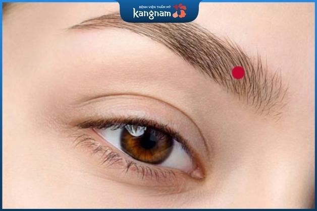 Nốt ruồi son trên lông mày là vượng cát