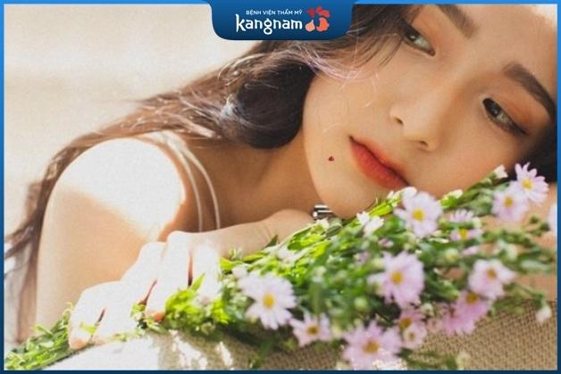 Nốt ruồi son có màu đỏ hoặc hồng