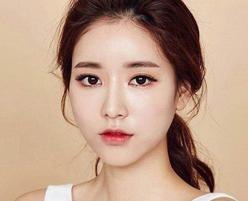 lông mày ngắn nằm ngang