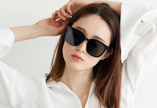 Sử dụng kính râm khi ra ngoài 