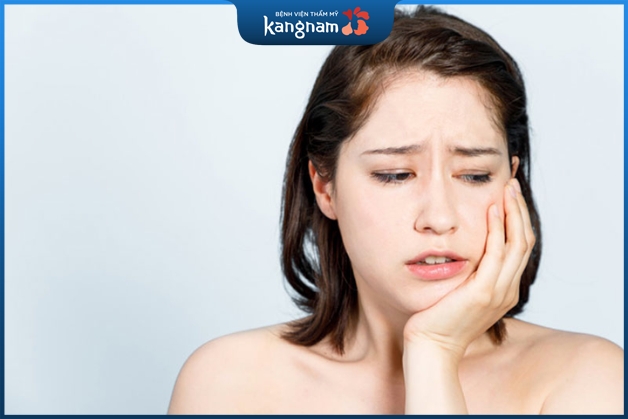 Vùng mặt sưng đau kéo dài sau khi căng chỉ là cảnh báo nguy hiểm