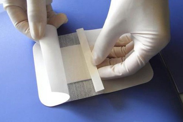 dùng bông gạc Vệ sinh vết mỗ theo hướng dẫn của bác sĩ