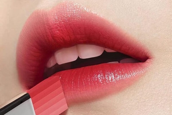 Kiêng dùng son & kem dưỡng môi