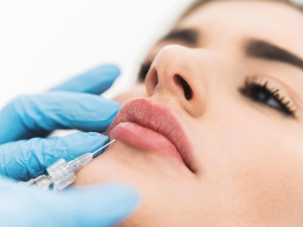 Bác sĩ thực hiện tiêm filler môi