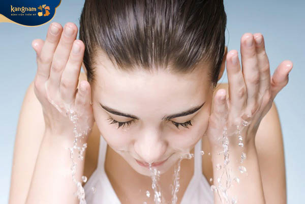Rửa mặt sạch sẽ mỗi ngày