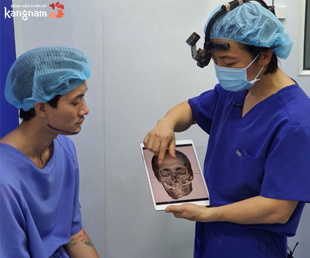 Bác sĩ thăm khám và tư vấn cho khách hàng về phác đồ điều trị phù hợp