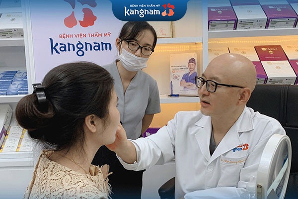 bác sĩ kiểm tra môi