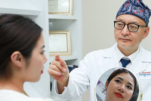 Thăm khám và kiểm tra sức khỏe đầy đủ trước phẫu thuật