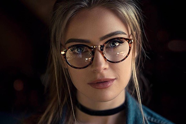 đeo kính hình bầu dục