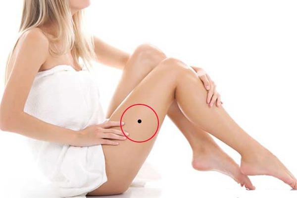 đùi phải nổi mụn ruồi 