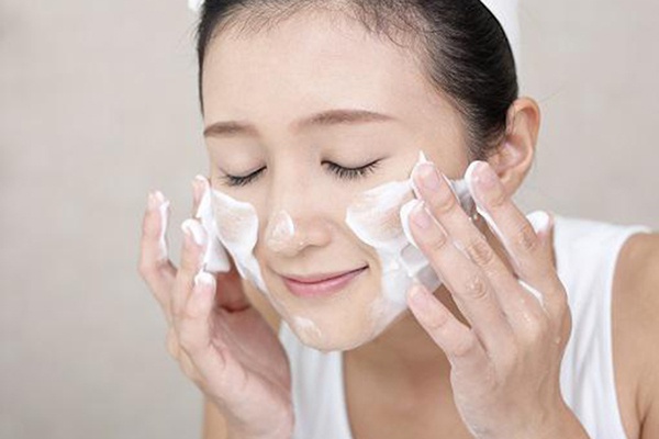 dùng sữa rửa mặt