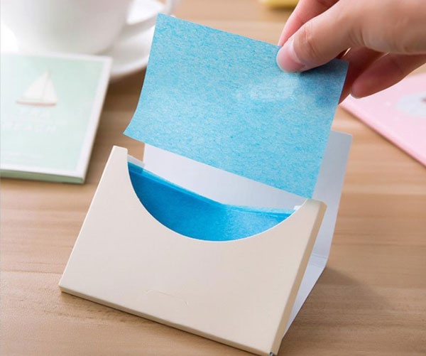 Với làn da nhiều dầu có thể sử dụng giấy thấm dầu để giảm thiểu nhờn