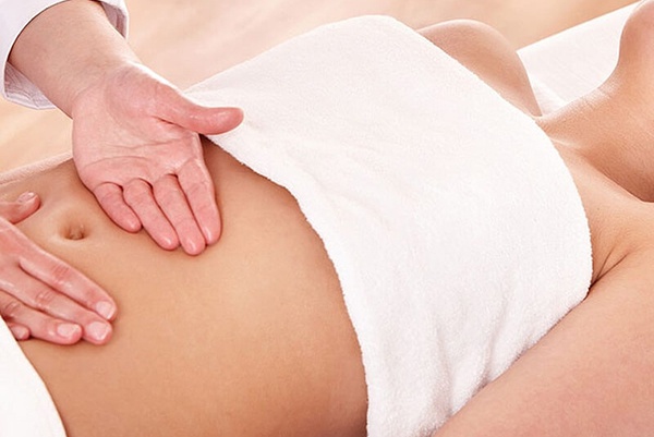 Liên tục chườm nóng trong 24 giờ đầu tiên