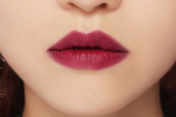 môi màu đỏ mận