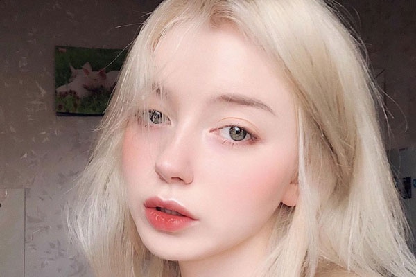 Phun môi hồng cam rất dễ tương thích với nhiều màu da