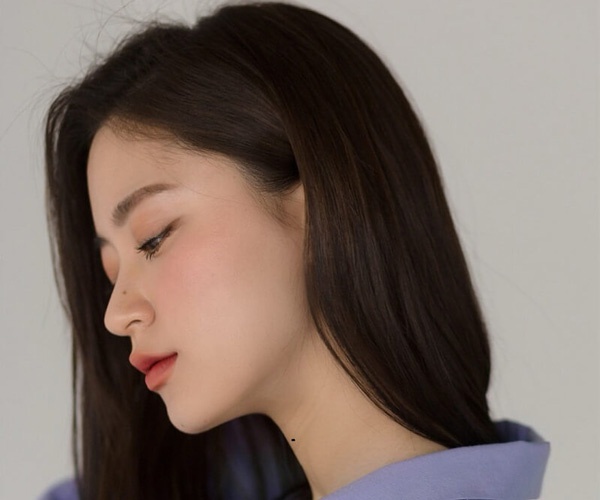 nốt ruồi yết hầu bên trái