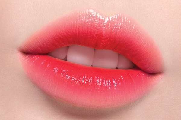 Phun môi xí muội tạo ra hiệu ứng ombre với màu sắc tươi tắn