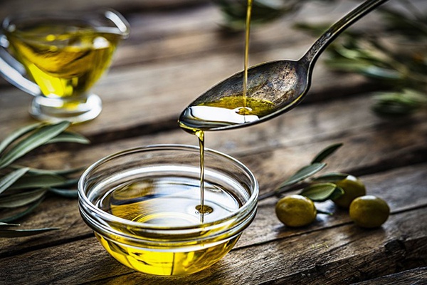 Sử dụng dầu oliu đẩy lùi tình trạng thâm sạm