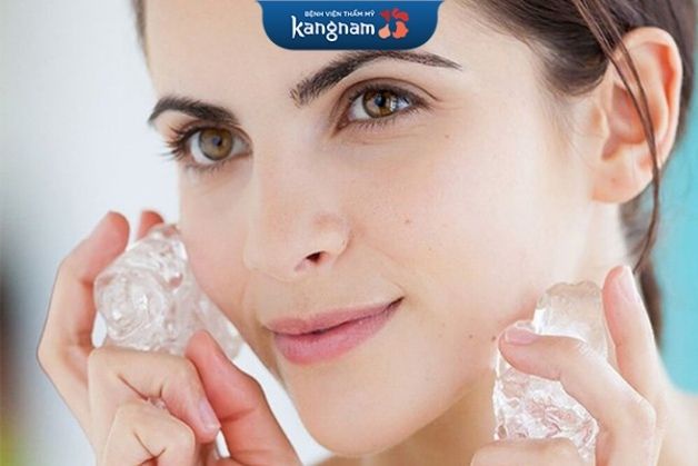 Chườm đá giảm sưng sau tiêm botox