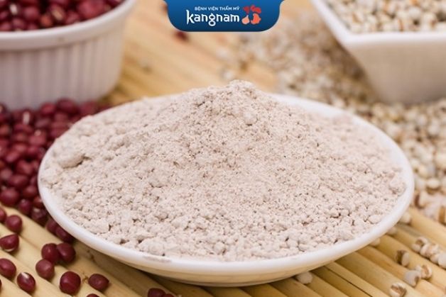 Dùng bột đậu đỏ dưỡng trắng da