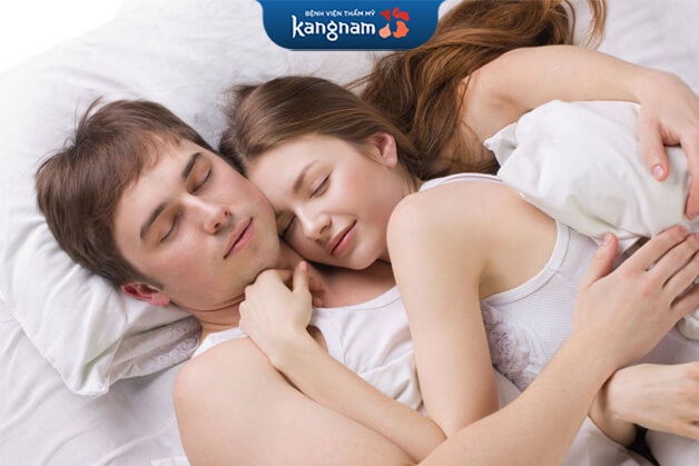 nâng ngực kiêng quan hệ bao lâu