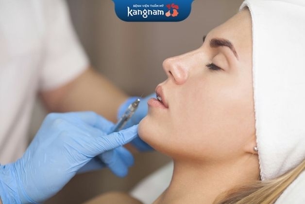 Bác sĩ thực hiện tiêm độn cằm