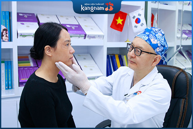 Bác sĩ trực tiếp thăm khám và tư vấn mức độ lão hóa của da mặt