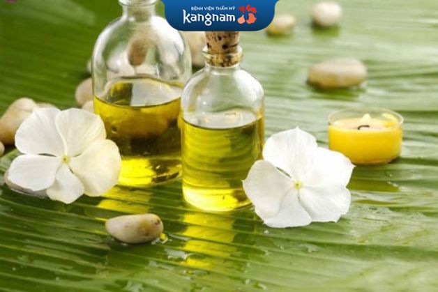 Dầu mù u sở hữu nhiều thành phần giúp kháng khuẩn, chữa thâm, ngừa viêm