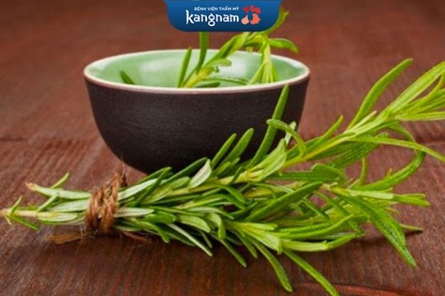 Trị thâm mụn bằng lá hương thảo