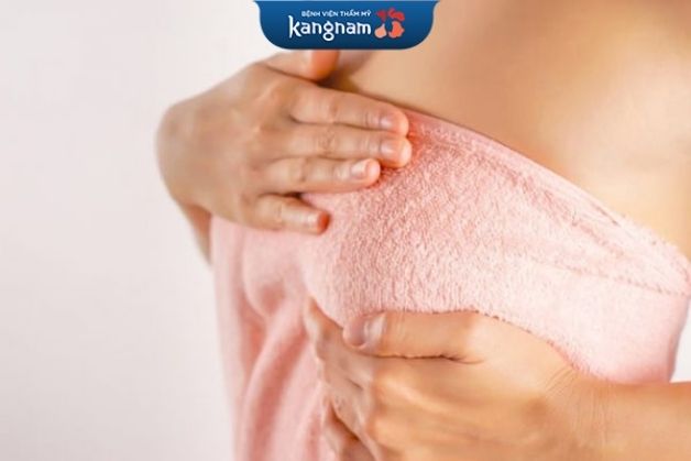 Vệ sinh ngực sau nâng đúng cách