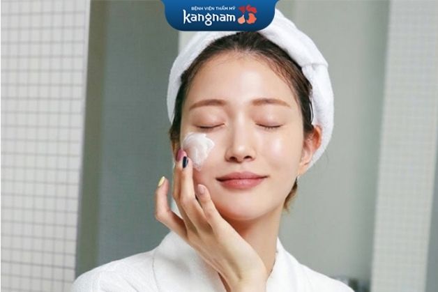 Dùng kem dưỡng chuyên dụng trị sẹo