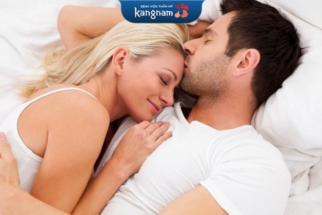 Chú ý khi quan hệ vợ chồng sau sửa ngực