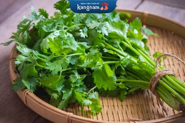 Dùng rau mùi xóa sẹo bỏng