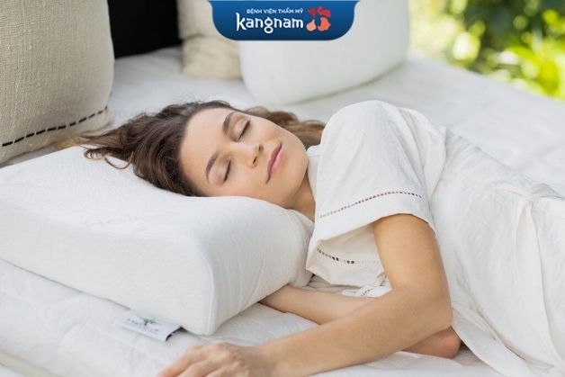 Kê gối cao để cằm bớt sưng nề